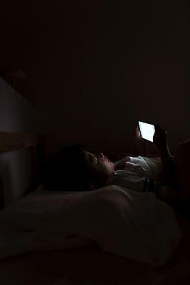 포토 JPG 남자 어린이라이프 어린이 실내 한명 들기 소년 상반신 옆모습 스마트폰 눕기 어둠 한국인 침대 야간 스마트폰중독 불면증 시력감퇴 시력저하 소년한명만 스몸비 국내포토 자연요소 1 라이프스타일 뷰포인트 가구 모션 사람 동양인 내부 핸드폰 스마트기기 질병 신조어 중독 남자한명만 소년만 파일형식