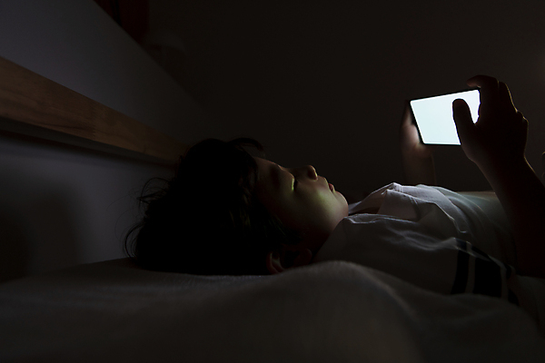 포토 JPG 남자 어린이라이프 어린이 엎드리기 실내 한명 들기 소년 상반신 옆모습 스마트폰 눕기 어둠 한국인 침대 야간 스마트폰중독 뒤집어쓰기 불면증 시력감퇴 시력저하 소년한명만 스몸비 국내포토 자연요소 1 라이프스타일 뷰포인트 가구 모션 사람 동양인 내부 핸드폰 스마트기기 질병 신조어 중독 남자한명만 소년만 파일형식