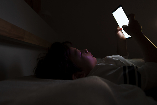 포토 JPG 남자 어린이라이프 어린이 엎드리기 실내 한명 들기 소년 상반신 옆모습 스마트폰 눕기 어둠 한국인 침대 야간 스마트폰중독 뒤집어쓰기 불면증 시력감퇴 시력저하 소년한명만 스몸비 국내포토 자연요소 1 라이프스타일 뷰포인트 가구 모션 사람 동양인 내부 핸드폰 스마트기기 질병 신조어 중독 남자한명만 소년만 파일형식