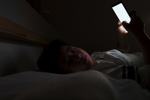 포토 JPG 응시 남자 어린이라이프 어린이 엎드리기 실내 한명 들기 소년 상반신 옆모습 스마트폰 눕기 어둠 한국인 침대 야간 스마트폰중독 뒤집어쓰기 불면증 시력감퇴 시력저하 소년한명만 스몸비 국내포토 자연요소 1 라이프스타일 시선 뷰포인트 가구 모션 사람 동양인 내부 핸드폰 스마트기기 질병 신조어 중독 남자한명만 소년만 파일형식