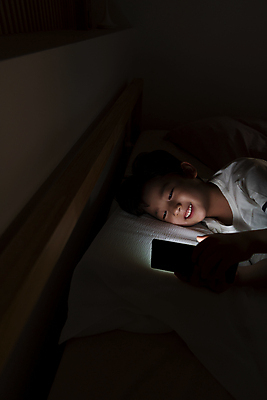 포토 JPG 응시 남자 어린이라이프 어린이 엎드리기 실내 한명 미소 소년 상반신 옆모습 스마트폰 눕기 어둠 한국인 침대 야간 스마트폰중독 뒤집어쓰기 불면증 시력감퇴 시력저하 소년한명만 스몸비 국내포토 자연요소 1 라이프스타일 시선 뷰포인트 가구 모션 표정 사람 동양인 내부 핸드폰 스마트기기 질병 신조어 중독 남자한명만 소년만 파일형식