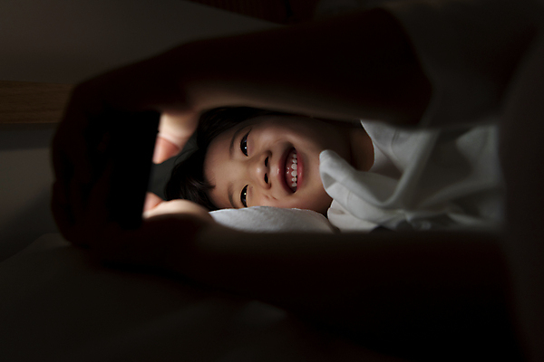 포토 JPG 응시 남자 어린이라이프 어린이 실내 한명 미소 들기 소년 상반신 옆모습 스마트폰 눕기 어둠 한국인 침대 야간 스마트폰중독 불면증 시력감퇴 시력저하 소년한명만 스몸비 국내포토 자연요소 1 라이프스타일 시선 뷰포인트 가구 모션 표정 사람 동양인 내부 핸드폰 스마트기기 질병 신조어 중독 남자한명만 소년만 파일형식