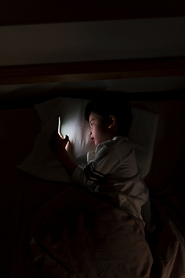 포토 JPG 응시 남자 어린이라이프 어린이 실내 한명 소년 상반신 옆모습 스마트폰 눕기 어둠 한국인 침대 야간 스마트폰중독 불면증 시력감퇴 시력저하 소년한명만 스몸비 국내포토 자연요소 1 라이프스타일 시선 뷰포인트 가구 모션 사람 동양인 내부 핸드폰 스마트기기 질병 신조어 중독 남자한명만 소년만 파일형식