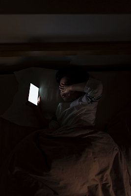 포토 JPG 남자 어린이라이프 어린이 실내 한명 소년 상반신 옆모습 스마트폰 눕기 어둠 한국인 침대 잡기 야간 스마트폰중독 불면증 시력감퇴 시력저하 소년한명만 눈비비기 스몸비 국내포토 자연요소 1 라이프스타일 뷰포인트 가구 모션 사람 동양인 내부 핸드폰 스마트기기 질병 신조어 중독 남자한명만 소년만 파일형식