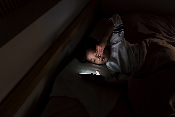 포토 JPG 응시 남자 어린이라이프 어린이 실내 한명 들기 소년 상반신 옆모습 스마트폰 눕기 어둠 한국인 침대 야간 스마트폰중독 불면증 시력감퇴 시력저하 소년한명만 눈비비기 스몸비 국내포토 자연요소 1 라이프스타일 시선 뷰포인트 가구 모션 사람 동양인 내부 핸드폰 스마트기기 질병 신조어 중독 남자한명만 소년만 파일형식