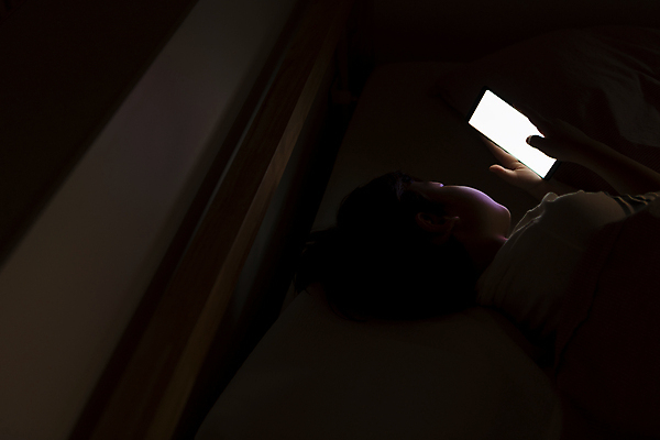 포토 JPG 응시 남자 어린이라이프 어린이 실내 한명 들기 소년 상반신 뒷모습 스마트폰 어둠 한국인 침대 야간 스마트폰중독 불면증 시력감퇴 시력저하 소년한명만 스몸비 국내포토 자연요소 1 라이프스타일 시선 뷰포인트 가구 모션 사람 동양인 내부 핸드폰 스마트기기 질병 신조어 중독 남자한명만 소년만 파일형식