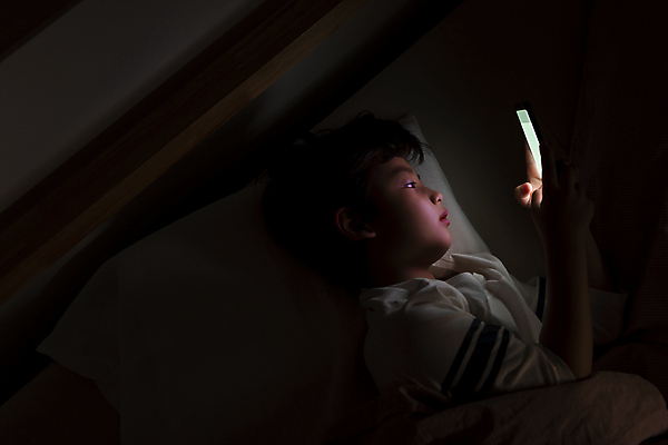 포토 JPG 응시 남자 어린이라이프 어린이 실내 한명 들기 소년 상반신 옆모습 스마트폰 눕기 어둠 한국인 침대 야간 스마트폰중독 불면증 시력감퇴 시력저하 소년한명만 스몸비 국내포토 자연요소 1 라이프스타일 시선 뷰포인트 가구 모션 사람 동양인 내부 핸드폰 스마트기기 질병 신조어 중독 남자한명만 소년만 파일형식