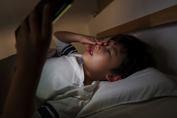 포토 JPG 응시 남자 어린이라이프 어린이 베개 실내 한명 들기 소년 상반신 옆모습 스마트폰 눕기 어둠 한국인 침대 야간 스마트폰중독 불면증 시력감퇴 시력저하 소년한명만 눈비비기 스몸비 국내포토 자연요소 1 라이프스타일 시선 뷰포인트 가구 침구 모션 사람 동양인 내부 핸드폰 스마트기기 질병 신조어 중독 남자한명만 소년만 파일형식