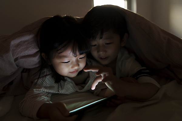 포토 JPG 응시 여자 남자 어린이라이프 어린이 엎드리기 실내 남매 미소 들기 소녀 소년 상반신 두명 앞모습 스마트폰 어둠 이불 터치 한국인 침대 야간 덮기 스마트폰중독 불면증 시력감퇴 시력저하 어린이만 스몸비 국내포토 자연요소 라이프스타일 시선 뷰포인트 가구 가족 침구 모션 표정 사람 동양인 내부 핸드폰 스마트기기 질병 신조어 중독 파일형식