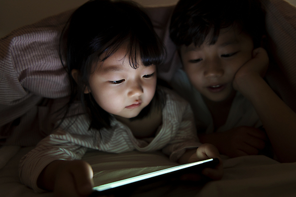 포토 JPG 응시 여자 남자 어린이라이프 어린이 엎드리기 실내 남매 들기 소녀 소년 상반신 두명 앞모습 스마트폰 어둠 턱괴기 이불 한국인 침대 야간 스마트폰중독 뒤집어쓰기 불면증 시력감퇴 시력저하 어린이만 스몸비 국내포토 자연요소 라이프스타일 시선 뷰포인트 가구 가족 침구 모션 사람 동양인 내부 핸드폰 스마트기기 질병 신조어 중독 파일형식