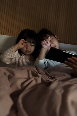 포토 JPG 응시 여자 남자 어린이라이프 어린이 실내 남매 들기 소녀 소년 상반신 두명 앞모습 스마트폰 어둠 이불 한국인 침대 야간 스마트폰중독 불면증 시력감퇴 시력저하 어린이만 눈비비기 스몸비 국내포토 자연요소 라이프스타일 시선 뷰포인트 가구 가족 침구 모션 사람 동양인 내부 핸드폰 스마트기기 질병 신조어 중독 파일형식