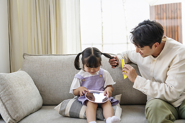 포토 JPG 전신 여자 남자 행복 어린이 쿠션 휴식 실내 사랑 앉기 소녀 상반신 성인 두명 앞모습 옆모습 30대 소파 한국인 머리빗 가족라이프 편안함 탁상거울 부녀 딸바보 육아대디 국내포토 라이프스타일 딸 감정 뷰포인트 컨셉 의자 가족 모션 사람 동양인 내부 장년 거울 미용용품 감각 아빠 파일형식