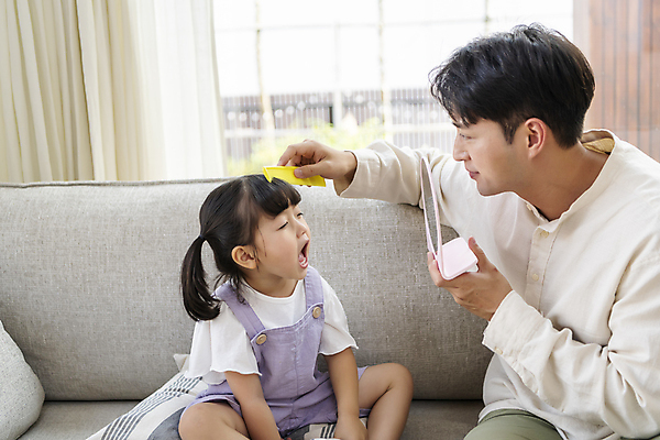 포토 JPG 여자 남자 행복 어린이 쿠션 휴식 실내 사랑 입벌림 들기 앉기 소녀 상반신 성인 두명 앞모습 옆모습 30대 한국인 머리빗 가족라이프 편안함 하품 앞머리 탁상거울 부녀 딸바보 육아대디 국내포토 라이프스타일 헤어스타일 딸 감정 뷰포인트 컨셉 가족 모션 표정 사람 동양인 내부 장년 거울 미용용품 감각 아빠 생리현상 파일형식