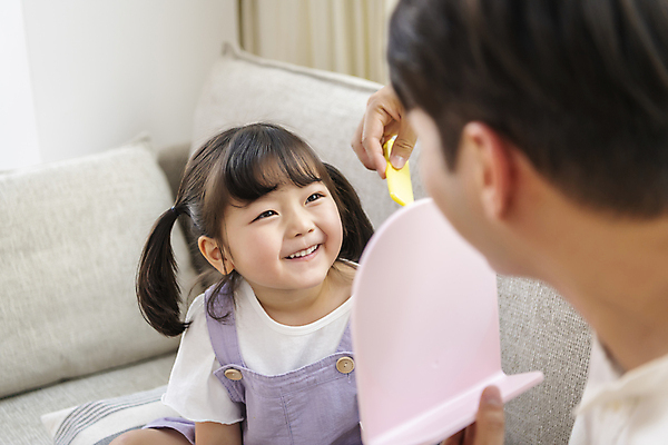 포토 JPG 응시 여자 남자 행복 어린이 휴식 실내 사랑 미소 들기 소녀 상반신 성인 두명 앞모습 뒷모습 30대 한국인 머리빗 가족라이프 편안함 탁상거울 부녀 딸바보 육아대디 국내포토 라이프스타일 시선 딸 감정 뷰포인트 컨셉 가족 모션 표정 사람 동양인 내부 장년 거울 미용용품 감각 아빠 파일형식