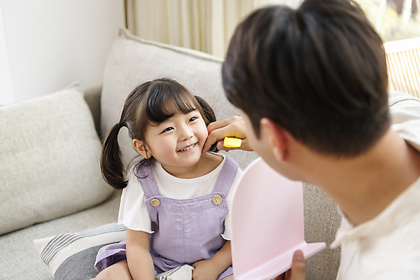 포토 JPG 응시 여자 남자 행복 어린이 쿠션 휴식 실내 사랑 미소 들기 소녀 상반신 성인 두명 앞모습 뒷모습 30대 만지기 한국인 머리빗 가족라이프 볼 편안함 탁상거울 부녀 딸바보 육아대디 국내포토 라이프스타일 시선 딸 감정 뷰포인트 컨셉 가족 모션 표정 사람 동양인 내부 신체부위 장년 거울 미용용품 감각 아빠 파일형식