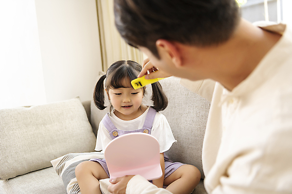 포토 JPG 응시 여자 남자 행복 어린이 쿠션 휴식 실내 사랑 미소 들기 소녀 상반신 성인 두명 앞모습 옆모습 30대 한국인 머리빗 가족라이프 편안함 앞머리 탁상거울 부녀 딸바보 육아대디 국내포토 라이프스타일 헤어스타일 시선 딸 감정 뷰포인트 컨셉 가족 모션 표정 사람 동양인 내부 장년 거울 미용용품 감각 아빠 파일형식