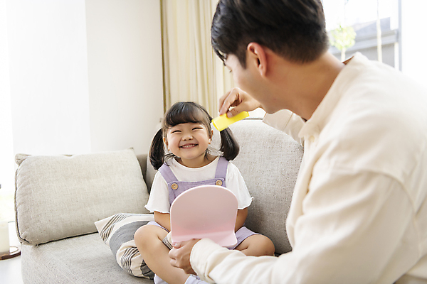 포토 JPG 여자 남자 행복 어린이 쿠션 휴식 실내 사랑 미소 들기 소녀 상반신 성인 두명 앞모습 옆모습 30대 한국인 머리빗 가족라이프 편안함 탁상거울 부녀 딸바보 육아대디 국내포토 라이프스타일 딸 감정 뷰포인트 컨셉 가족 모션 표정 사람 동양인 내부 장년 거울 미용용품 감각 아빠 파일형식