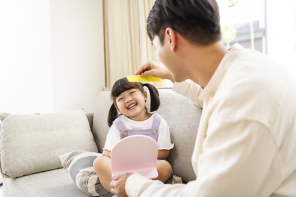 포토 JPG 여자 남자 행복 어린이 쿠션 휴식 실내 사랑 미소 들기 소녀 상반신 성인 두명 앞모습 옆모습 30대 한국인 머리빗 가족라이프 편안함 탁상거울 부녀 딸바보 육아대디 국내포토 라이프스타일 딸 감정 뷰포인트 컨셉 가족 모션 표정 사람 동양인 내부 장년 거울 미용용품 감각 아빠 파일형식