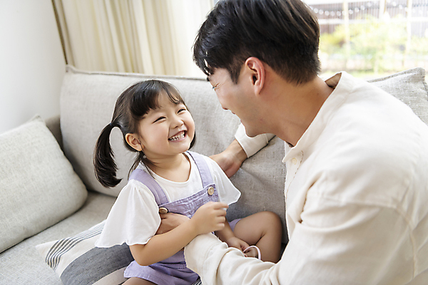 포토 JPG 여자 남자 행복 어린이 쿠션 휴식 실내 사랑 미소 소녀 상반신 성인 두명 앞모습 옆모습 30대 마주보기 한국인 가족라이프 편안함 부녀 딸바보 육아대디 국내포토 라이프스타일 딸 감정 뷰포인트 컨셉 가족 모션 표정 사람 동양인 내부 장년 감각 아빠 파일형식