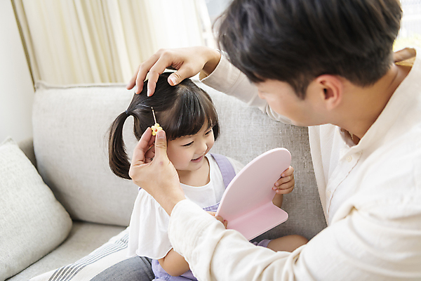 포토 JPG 여자 남자 행복 어린이 쿠션 휴식 실내 사랑 들기 소녀 상반신 성인 두명 앞모습 옆모습 30대 한국인 가족라이프 머리핀 편안함 탁상거울 부녀 딸바보 육아대디 국내포토 라이프스타일 딸 감정 뷰포인트 컨셉 장신구 가족 모션 사람 동양인 내부 장년 거울 감각 아빠 파일형식