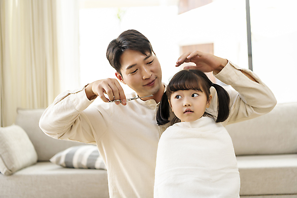 포토 JPG 응시 여자 남자 행복 어린이 실내 사랑 미소 들기 소녀 상반신 성인 두명 앞모습 30대 손들기 한국인 가족라이프 가운 편안함 머리손질 미용가위 부녀 딸바보 육아대디 국내포토 라이프스타일 시선 옷 딸 감정 뷰포인트 가족 모션 가위_도구 표정 사람 동양인 내부 장년 뷰티 미용용품 감각 아빠 파일형식