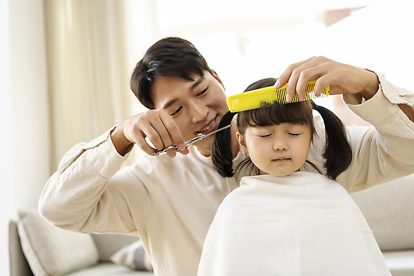 포토 JPG 여자 남자 행복 어린이 실내 사랑 미소 들기 소녀 상반신 성인 두명 앞모습 30대 눈감음 한국인 머리빗 가족라이프 편안함 머리손질 미용가위 부녀 딸바보 육아대디 국내포토 라이프스타일 딸 감정 뷰포인트 가족 모션 가위_도구 표정 사람 동양인 내부 장년 뷰티 미용용품 감각 아빠 파일형식