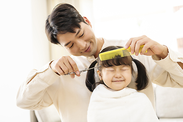 포토 JPG 여자 남자 행복 어린이 실내 사랑 미소 들기 소녀 상반신 성인 두명 앞모습 30대 눈감음 한국인 머리빗 가족라이프 편안함 머리손질 미용가위 부녀 딸바보 육아대디 국내포토 라이프스타일 딸 감정 뷰포인트 가족 모션 가위_도구 표정 사람 동양인 내부 장년 뷰티 미용용품 감각 아빠 파일형식