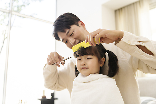 포토 JPG 여자 남자 행복 어린이 실내 사랑 미소 들기 소녀 상반신 성인 두명 앞모습 30대 눈감음 한국인 머리빗 가족라이프 편안함 머리손질 미용가위 부녀 딸바보 육아대디 국내포토 라이프스타일 딸 감정 뷰포인트 가족 모션 가위_도구 표정 사람 동양인 내부 장년 뷰티 미용용품 감각 아빠 파일형식