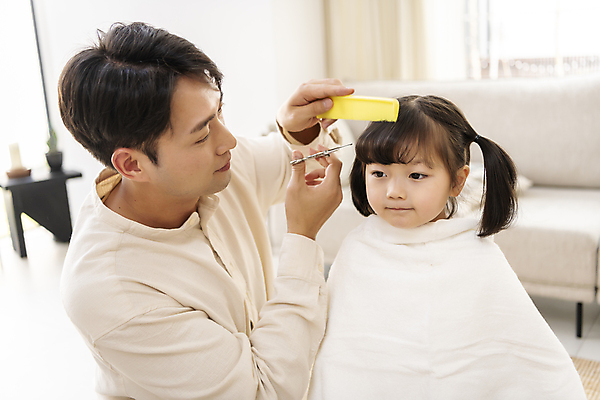 포토 JPG 응시 여자 남자 행복 어린이 실내 사랑 들기 소녀 상반신 성인 두명 앞모습 옆모습 30대 한국인 머리빗 가족라이프 편안함 머리손질 미용가위 부녀 딸바보 육아대디 국내포토 라이프스타일 시선 딸 감정 뷰포인트 가족 모션 가위_도구 사람 동양인 내부 장년 뷰티 미용용품 감각 아빠 파일형식