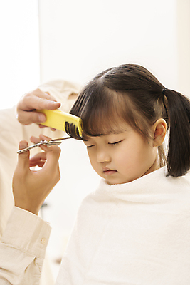 포토 JPG 손 여자 남자 행복 어린이 실내 사랑 들기 소녀 근접촬영 상반신 성인 두명 앞모습 30대 눈감음 한국인 머리빗 가족라이프 편안함 머리손질 미용가위 부녀 딸바보 육아대디 국내포토 라이프스타일 딸 감정 뷰포인트 가족 모션 가위_도구 사람 동양인 내부 신체부위 장년 뷰티 미용용품 감각 아빠 파일형식