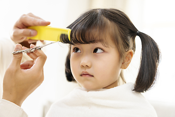 포토 JPG 손 응시 여자 행복 어린이 실내 사랑 한명 들기 소녀 근접촬영 상반신 앞모습 신체부위 한국인 머리빗 가족라이프 편안함 머리손질 미용가위 소녀한명만 부녀 딸바보 육아대디 국내포토 1 라이프스타일 시선 딸 감정 뷰포인트 가족 모션 가위_도구 사람 동양인 내부 뷰티 미용용품 감각 아빠 여자한명만 소녀만 파일형식