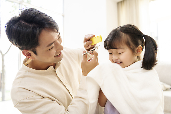 포토 JPG 응시 여자 남자 행복 어린이 실내 사랑 미소 들기 소녀 상반신 성인 두명 앞모습 옆모습 30대 눈감음 한국인 머리빗 가족라이프 편안함 머리손질 미용가위 부녀 딸바보 육아대디 국내포토 라이프스타일 시선 딸 감정 뷰포인트 가족 모션 가위_도구 표정 사람 동양인 내부 장년 뷰티 미용용품 감각 아빠 파일형식