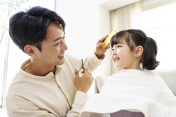 포토 JPG 여자 남자 행복 어린이 실내 사랑 미소 들기 소녀 상반신 성인 두명 옆모습 30대 마주보기 한국인 머리빗 가족라이프 편안함 머리손질 미용가위 부녀 딸바보 육아대디 국내포토 라이프스타일 딸 감정 뷰포인트 가족 모션 가위_도구 표정 사람 동양인 내부 장년 뷰티 미용용품 감각 아빠 파일형식