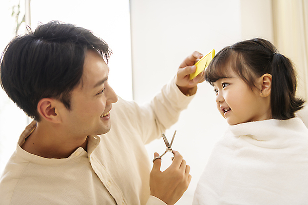 포토 JPG 여자 남자 행복 어린이 실내 사랑 미소 들기 소녀 상반신 성인 두명 옆모습 30대 마주보기 한국인 머리빗 가족라이프 편안함 머리손질 미용가위 부녀 딸바보 육아대디 국내포토 라이프스타일 딸 감정 뷰포인트 가족 모션 가위_도구 표정 사람 동양인 내부 장년 뷰티 미용용품 감각 아빠 파일형식