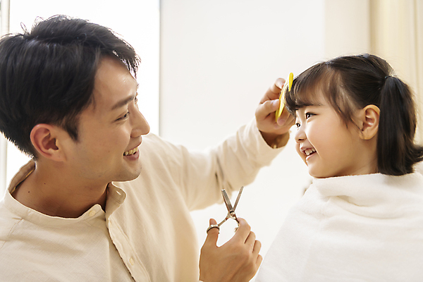 포토 JPG 여자 남자 행복 어린이 실내 사랑 미소 들기 소녀 상반신 성인 두명 옆모습 30대 마주보기 한국인 머리빗 가족라이프 편안함 머리손질 미용가위 부녀 딸바보 육아대디 국내포토 라이프스타일 딸 감정 뷰포인트 가족 모션 가위_도구 표정 사람 동양인 내부 장년 뷰티 미용용품 감각 아빠 파일형식