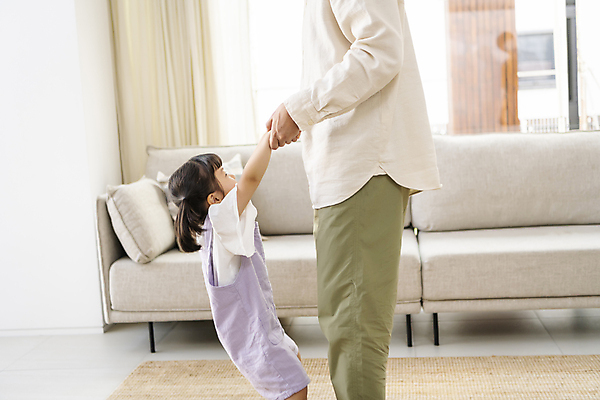 포토 JPG 여자 남자 행복 어린이 휴식 실내 사랑 소녀 상반신 성인 두명 옆모습 30대 손잡기 한국인 가족라이프 즐거움 놀기 부녀 딸바보 육아대디 국내포토 라이프스타일 딸 감정 뷰포인트 컨셉 가족 모션 사람 동양인 내부 장년 아빠 파일형식