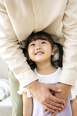 포토 JPG 여자 남자 행복 어린이 안기 휴식 실내 사랑 소녀 상반신 성인 두명 앞모습 30대 한국인 올려보기 가족라이프 편안함 백허그 부녀 딸바보 육아대디 국내포토 라이프스타일 딸 감정 뷰포인트 컨셉 가족 모션 포옹 사람 동양인 내부 장년 감각 아빠 파일형식