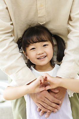 포토 JPG 응시 여자 남자 행복 어린이 안기 휴식 실내 사랑 미소 소녀 상반신 성인 두명 앞모습 30대 한국인 가족라이프 편안함 백허그 손하트 부녀 딸바보 육아대디 국내포토 라이프스타일 시선 딸 감정 뷰포인트 컨셉 가족 모션 포옹 표정 사람 동양인 손짓 내부 장년 감각 아빠 파일형식