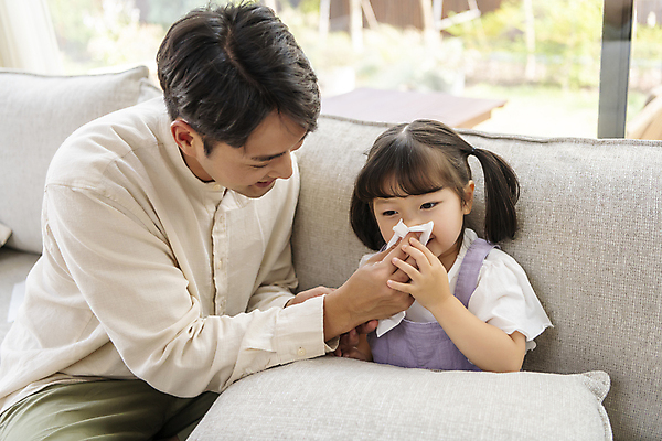 포토 JPG 여자 남자 행복 어린이 쿠션 휴식 실내 사랑 들기 소녀 상반신 성인 두명 앞모습 옆모습 30대 한국인 가족라이프 화장지 편안함 감기 간호 부녀 코풀기 딸바보 육아대디 국내포토 라이프스타일 딸 감정 뷰포인트 컨셉 가족 모션 사람 동양인 내부 장년 감각 아빠 질병 파일형식
