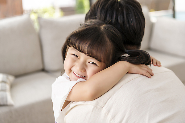 포토 JPG 응시 여자 남자 행복 어린이 포옹 휴식 실내 사랑 미소 소녀 상반신 성인 두명 앞모습 뒷모습 아웃포커스 30대 한국인 가족라이프 편안함 부녀 딸바보 육아대디 국내포토 라이프스타일 시선 딸 감정 뷰포인트 컨셉 가족 안기 촬영기법 표정 사람 동양인 내부 장년 감각 아빠 파일형식
