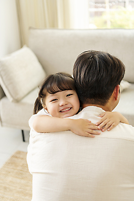 포토 JPG 응시 여자 남자 행복 어린이 포옹 휴식 실내 사랑 미소 소녀 상반신 성인 두명 앞모습 뒷모습 30대 한국인 가족라이프 편안함 부녀 딸바보 육아대디 국내포토 라이프스타일 시선 딸 감정 뷰포인트 컨셉 가족 안기 표정 사람 동양인 내부 장년 감각 아빠 파일형식
