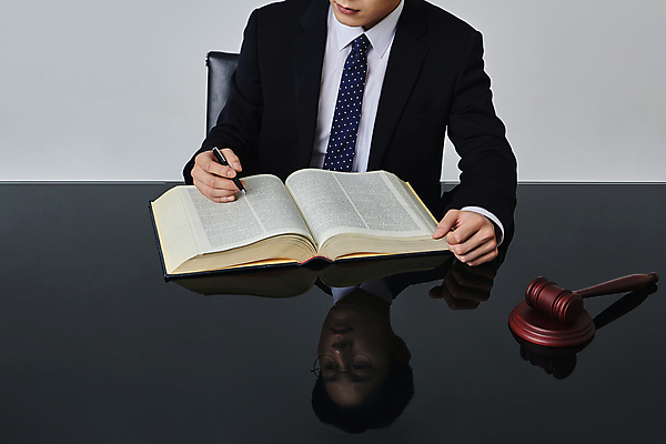 포토 JPG 스튜디오촬영 남자 안경 비즈니스 회색배경 실내 한명 들기 정장 상반신 성인 앞모습 30대 비즈니스라이프 반사 펜 한국인 비즈니스맨 법률가 의사봉 변호사 법전 성인남자한명만 안경낌 국내포토 직업 1 라이프스타일 잡화 옷 뷰포인트 백그라운드 모션 사람 동양인 내부 책 장년 필기구 회색 직장인 남자한명만 성인남자만 파일형식