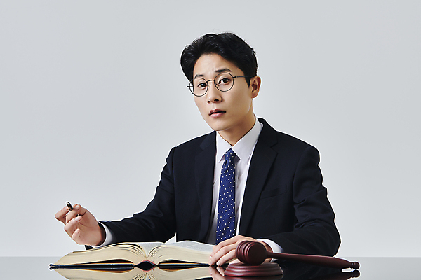 포토 JPG 스튜디오촬영 응시 남자 안경 비즈니스 회색배경 실내 한명 들기 정장 상반신 성인 앞모습 30대 비즈니스라이프 펜 한국인 비즈니스맨 법률가 의사봉 변호사 법전 성인남자한명만 안경낌 국내포토 직업 1 라이프스타일 시선 잡화 옷 뷰포인트 백그라운드 모션 사람 동양인 내부 책 장년 필기구 회색 직장인 남자한명만 성인남자만 파일형식