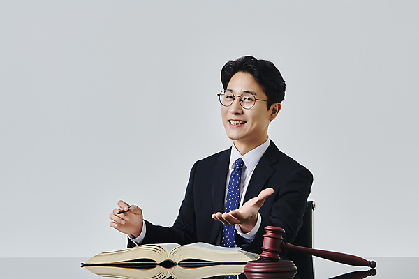 포토 JPG 스튜디오촬영 응시 남자 안경 비즈니스 회색배경 실내 설명 한명 미소 들기 정장 손짓 상반신 성인 옆모습 30대 비즈니스라이프 펜 한국인 비즈니스맨 법률가 의사봉 변호사 법전 성인남자한명만 안경낌 국내포토 직업 1 라이프스타일 시선 잡화 옷 뷰포인트 백그라운드 모션 표정 사람 동양인 내부 책 장년 필기구 회색 직장인 남자한명만 성인남자만 파일형식