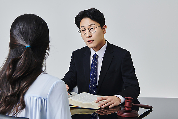 포토 JPG 스튜디오촬영 응시 여자 남자 안경 비즈니스 회색배경 실내 설명 정장 상반신 성인 두명 앞모습 뒷모습 30대 비즈니스라이프 펜 한국인 비즈니스맨 법률가 의사봉 변호사 법전 성인만 안경낌 국내포토 직업 라이프스타일 시선 잡화 옷 뷰포인트 백그라운드 모션 사람 동양인 내부 책 장년 필기구 회색 직장인 파일형식