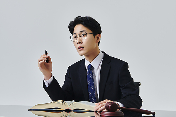 포토 JPG 스튜디오촬영 응시 남자 안경 비즈니스 회색배경 실내 말하기 설명 한명 들기 정장 상반신 성인 옆모습 30대 비즈니스라이프 펜 한국인 비즈니스맨 법률가 의사봉 변호사 법전 성인남자한명만 안경낌 국내포토 직업 1 라이프스타일 시선 잡화 옷 뷰포인트 백그라운드 모션 사람 동양인 내부 책 장년 필기구 회색 직장인 남자한명만 성인남자만 파일형식