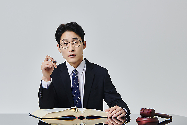 포토 JPG 스튜디오촬영 응시 남자 안경 비즈니스 회색배경 실내 한명 들기 정장 상반신 성인 앞모습 30대 비즈니스라이프 펜 한국인 비즈니스맨 법률가 의사봉 변호사 법전 성인남자한명만 안경낌 국내포토 직업 1 라이프스타일 시선 잡화 옷 뷰포인트 백그라운드 모션 사람 동양인 내부 책 장년 필기구 회색 직장인 남자한명만 성인남자만 파일형식