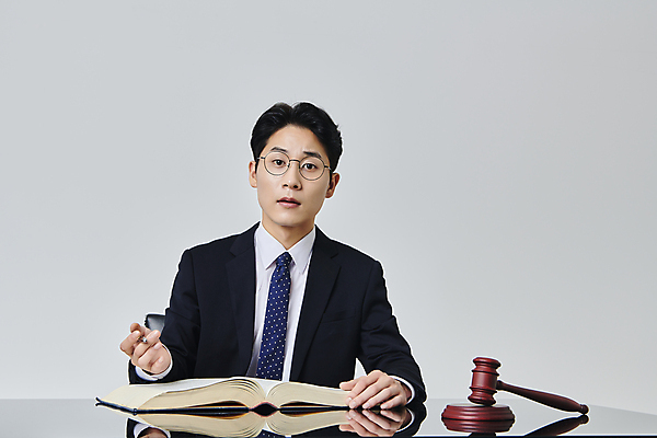 포토 JPG 스튜디오촬영 응시 남자 안경 비즈니스 회색배경 실내 한명 들기 정장 상반신 성인 앞모습 30대 비즈니스라이프 펜 한국인 비즈니스맨 법률가 의사봉 변호사 법전 성인남자한명만 안경낌 국내포토 직업 1 라이프스타일 시선 잡화 옷 뷰포인트 백그라운드 모션 사람 동양인 내부 책 장년 필기구 회색 직장인 남자한명만 성인남자만 파일형식