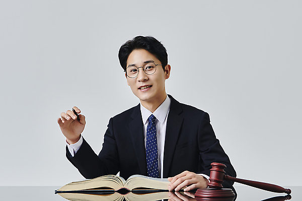 포토 JPG 스튜디오촬영 응시 남자 안경 비즈니스 회색배경 실내 한명 미소 들기 정장 상반신 성인 앞모습 30대 비즈니스라이프 펜 한국인 비즈니스맨 법률가 의사봉 변호사 법전 성인남자한명만 안경낌 국내포토 직업 1 라이프스타일 시선 잡화 옷 뷰포인트 백그라운드 모션 표정 사람 동양인 내부 책 장년 필기구 회색 직장인 남자한명만 성인남자만 파일형식