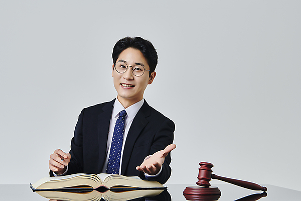 포토 JPG 스튜디오촬영 응시 남자 안경 비즈니스 회색배경 실내 설명 한명 미소 들기 정장 상반신 성인 앞모습 30대 비즈니스라이프 펜 한국인 비즈니스맨 법률가 손내밀기 의사봉 변호사 법전 성인남자한명만 안경낌 국내포토 직업 1 라이프스타일 시선 잡화 옷 뷰포인트 백그라운드 모션 표정 사람 동양인 손짓 내부 책 장년 필기구 회색 직장인 남자한명만 성인남자만 파일형식